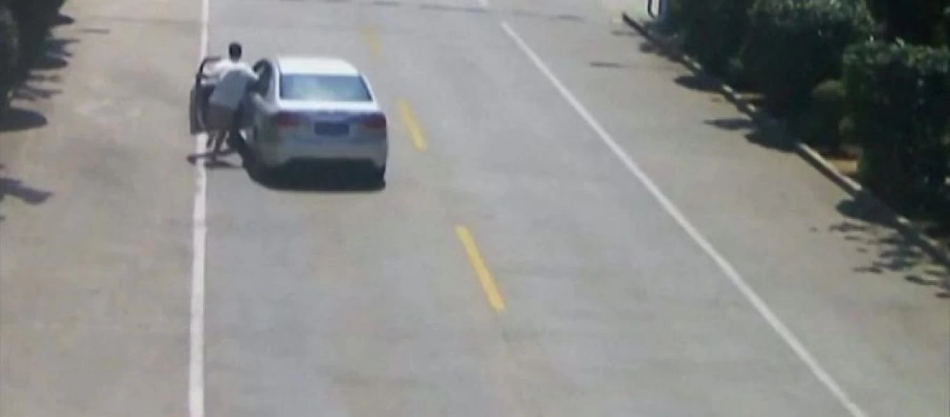 Η στιγμή που άντρας σώζει παιδιά σε αυτοκίνητο που κυλάει χωρίς οδηγό (βίντεο)